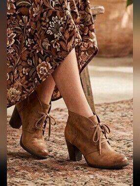 Clark's Artisan Tan Leather Lace-Up Heeled Booties Size 8